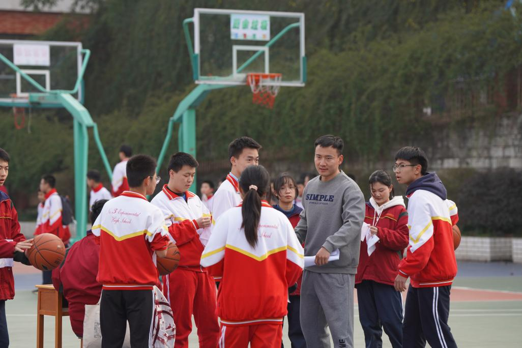 弧线划清风 篮网载文明——贵阳市第三实验中学环保劳动节